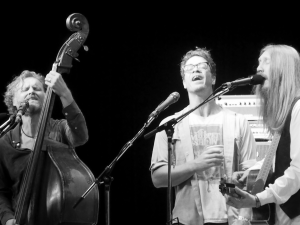 Amos Lee, center, joins The Wood Brothers onstage at the 55th annual Philadelphia Folk Festival (Shaun Smith/ The High Note).