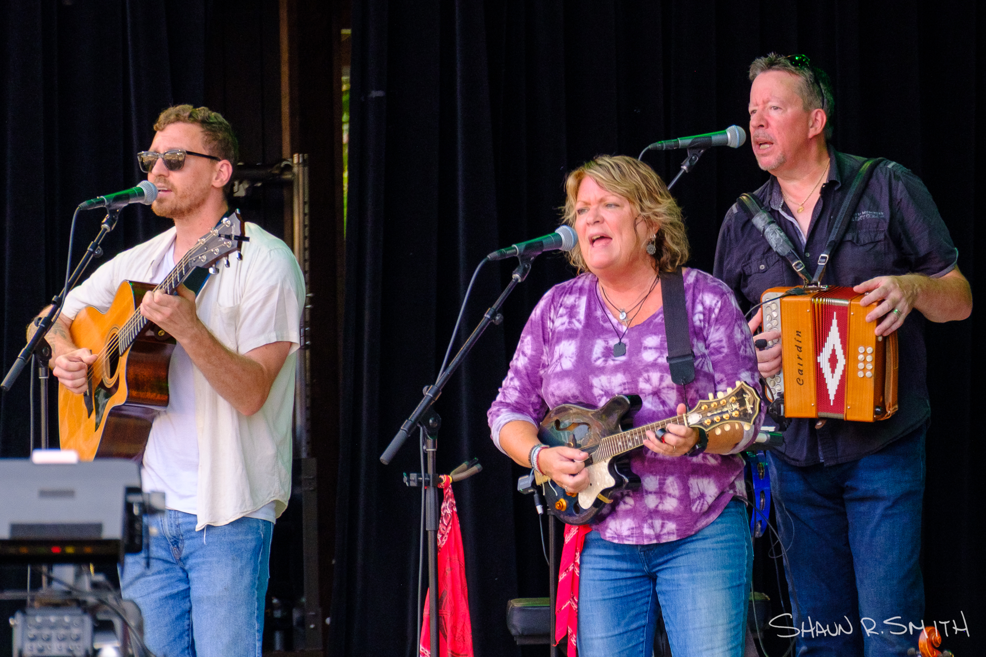 Eileen Ivers trades her fiddle for a mandolin Saturday, Aug. 16, 2025 at the 62nd annual Philadelphia Folk Festival (Shaun R. Smith/ The High Note).
