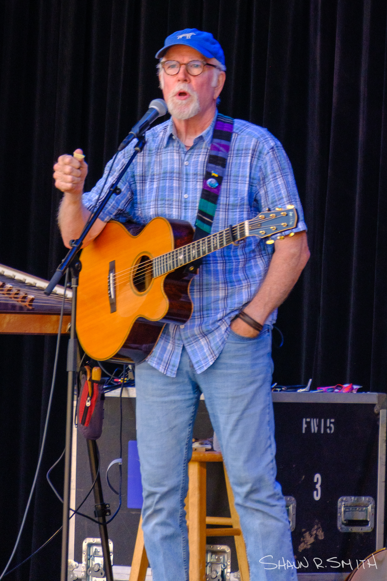 John McCutcheon performs Saturday, Aug. 16 at the 62nd annual Philadelphia Folk Festival (Shaun R. Smith/The High Note).