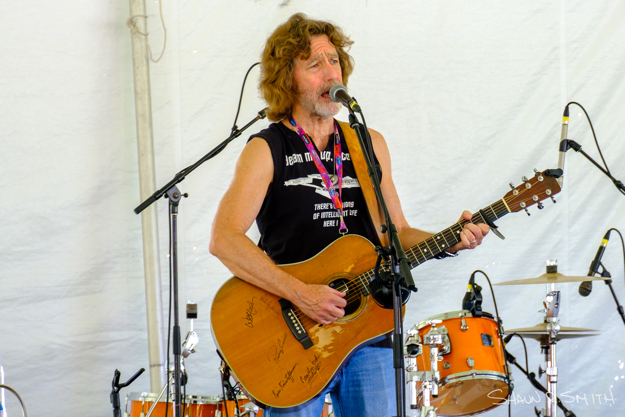 John Flynn, songwriter and festival emcee, performs Sunday, Aug. 17, 2025 at the 62 annual Philadelphia Folk Festival (Shaun R. Smith/The High Note).
