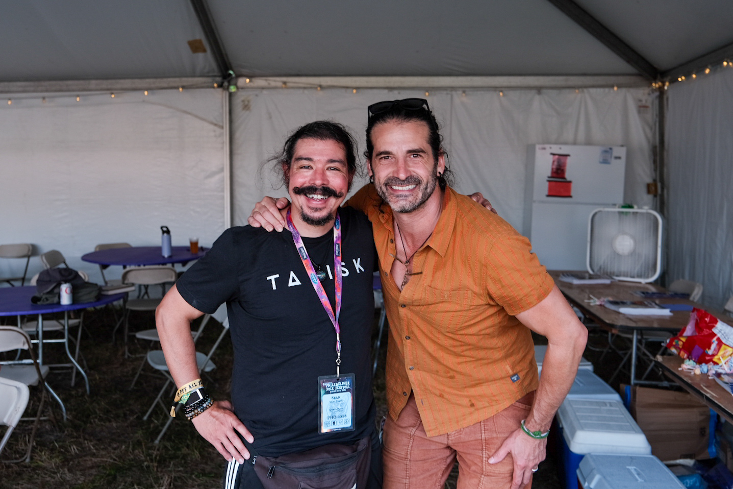 Shaun Smith and Adam Ezra at the 63rd annual Philadelphia Folk Festival (Justyna Smith/The High Note).