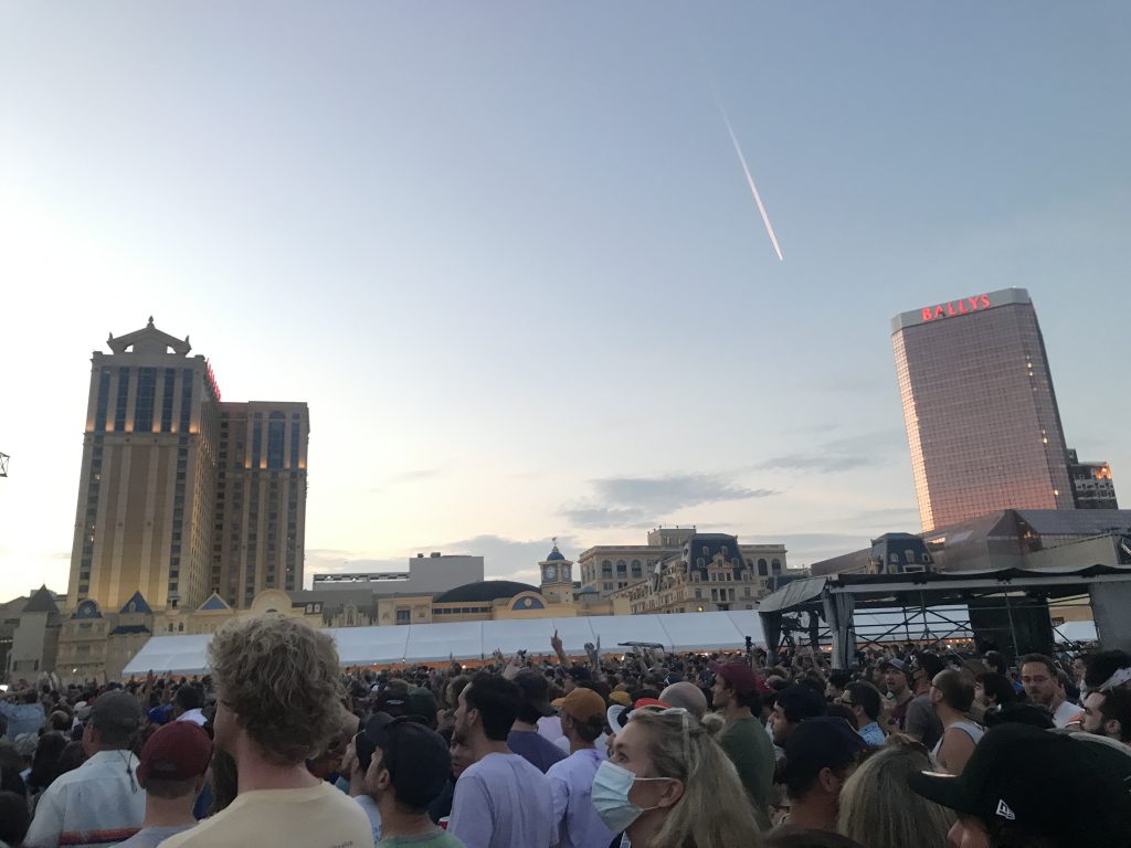 The crowd for Phish Sunday, Aug. 15, 2021 on the beach in Atlantic City, New Jersey (Shaun R. Smith/The High Note).